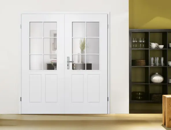 Weiße Doppelflügeltür mit Glaseinsätzen in modernem, hell eingerichteten Wohnzimmer.