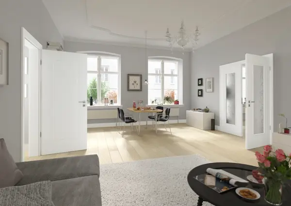 Helles Wohnzimmer mit Parkettboden, modernen Möbeln und großen Fenstern für viel Tageslicht.