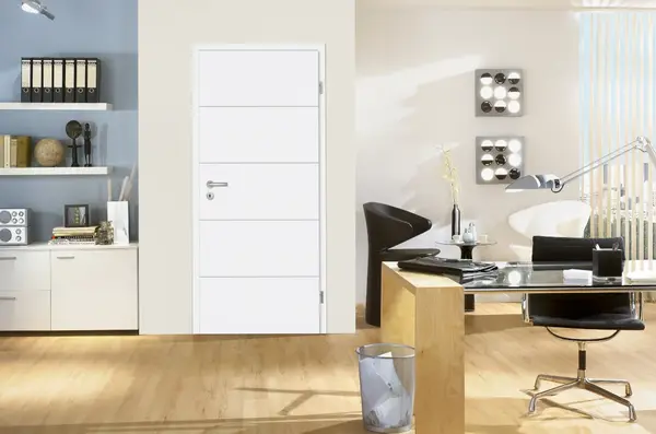 Modernes Büro mit weißer Innentür, Schreibtisch, Regalen und stilvoller Einrichtung.