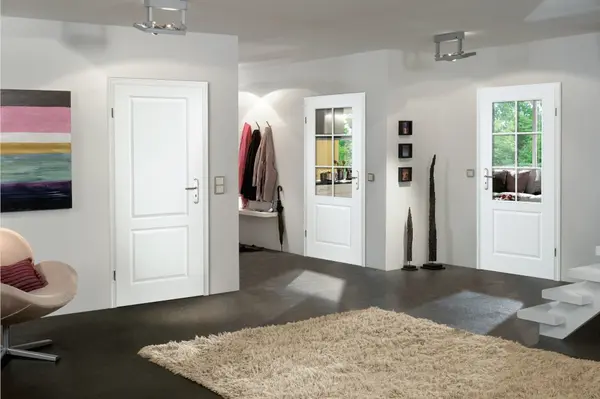 Modernes Wohnzimmer mit weißen Innentüren, Teppich, Wanddeko und stilvollem Design.