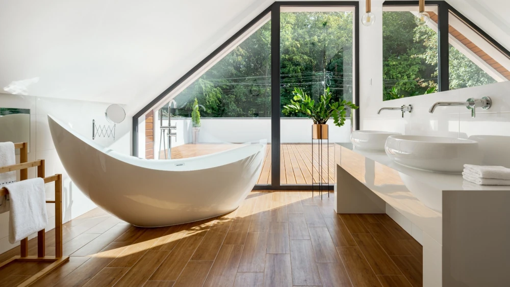 Modernes Badezimmer mit freistehender Badewanne und großer Fensterfront
